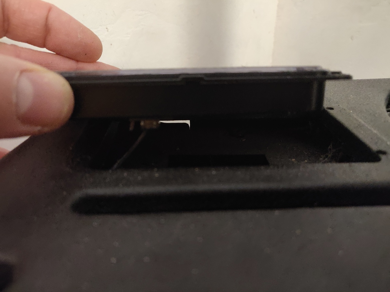 Vue du dessous de l'afficheur où l'on remarque la connexion RJ11 qui a des faux contacts